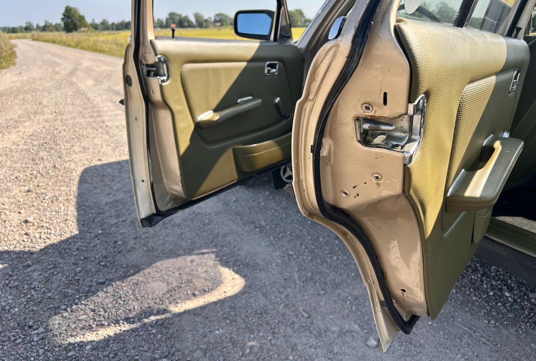 Interior image of 1976 Mercedes-Benz 300 D (24)