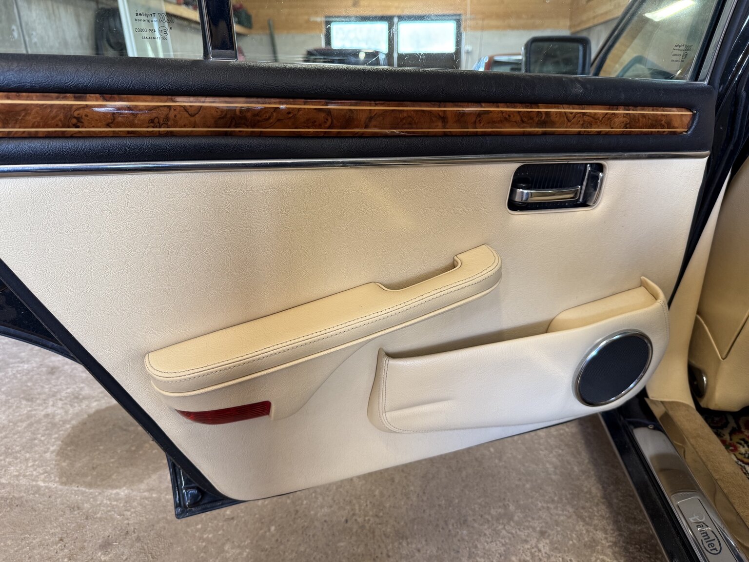 Innenraumfoto von 1990 Jaguar Daimler Double six