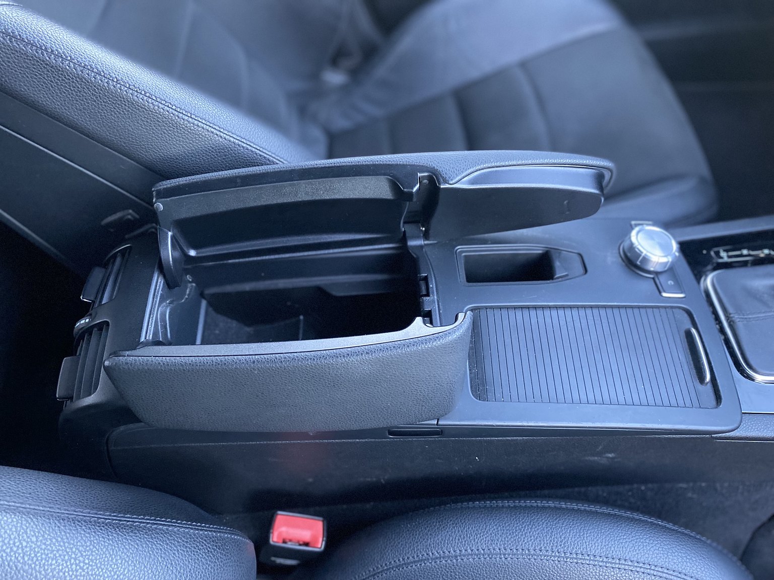 Innenraumfoto von 2011 Mercedes-Benz C 63 AMG