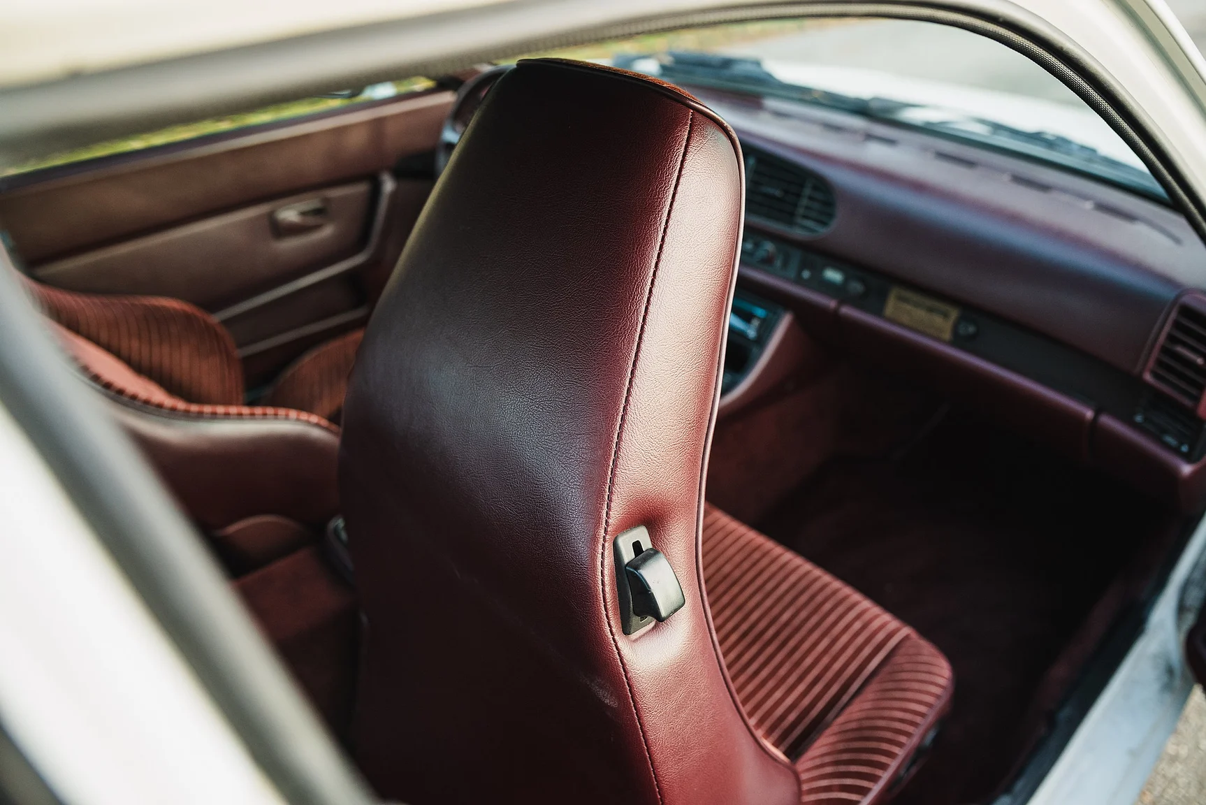 Interior image of 1986 Porsche 944R (56)