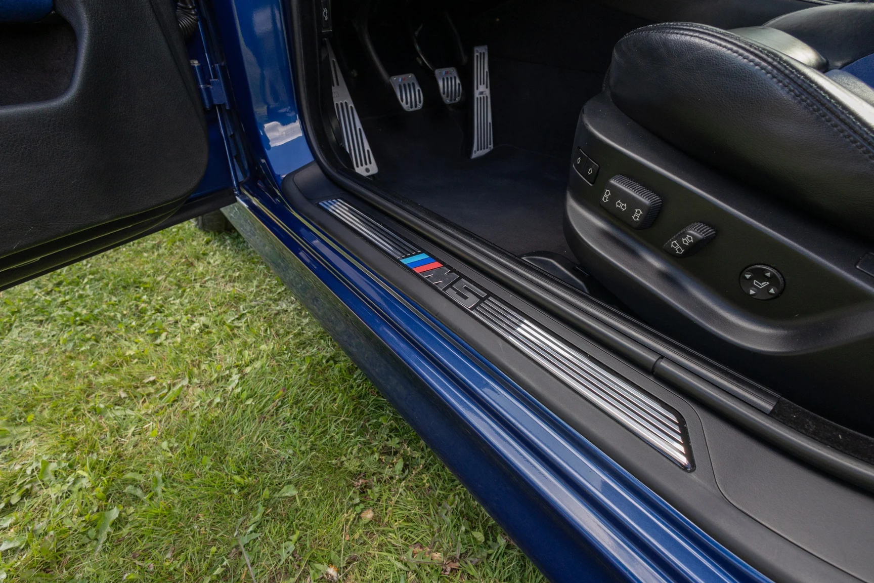 Innenraumfoto von 2002 BMW M5 E39 (2)