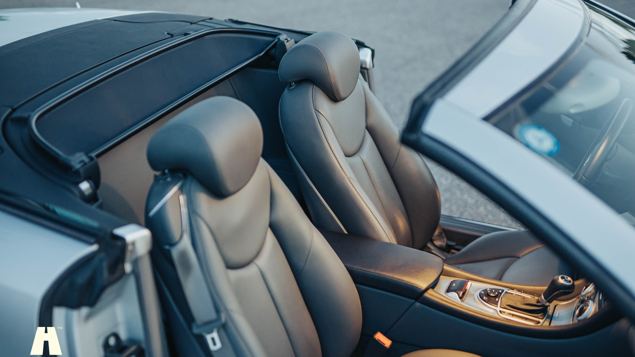 Interior image of 2006 Mercedes Benz SL350 (11)