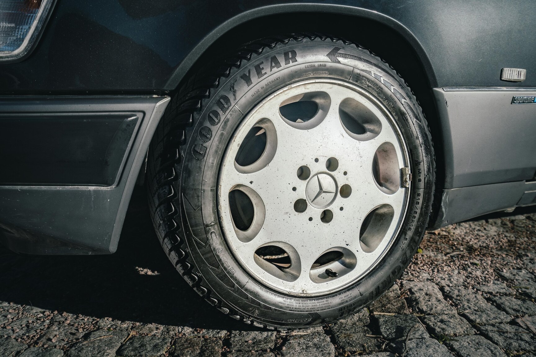 Exterior image of 1991 Mercedes-Benz 300E-24 (31)