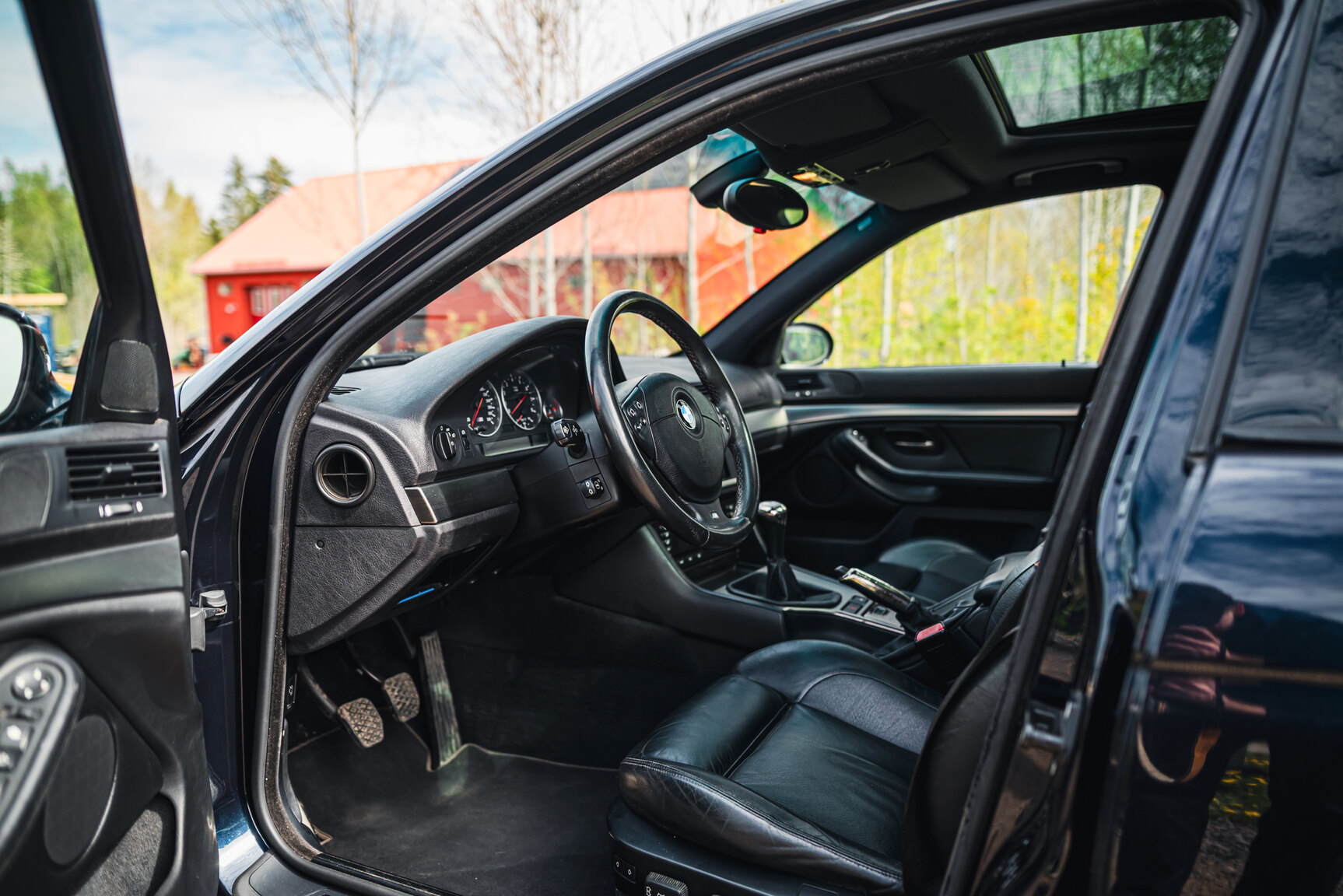 Interior image of 2000 BMW M5 E39