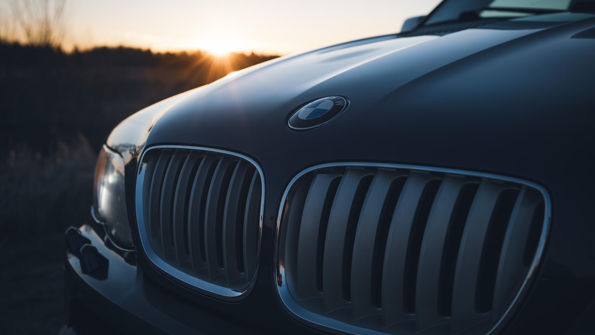 Exterior image of 2005 BMW X5 4,8IS (1)