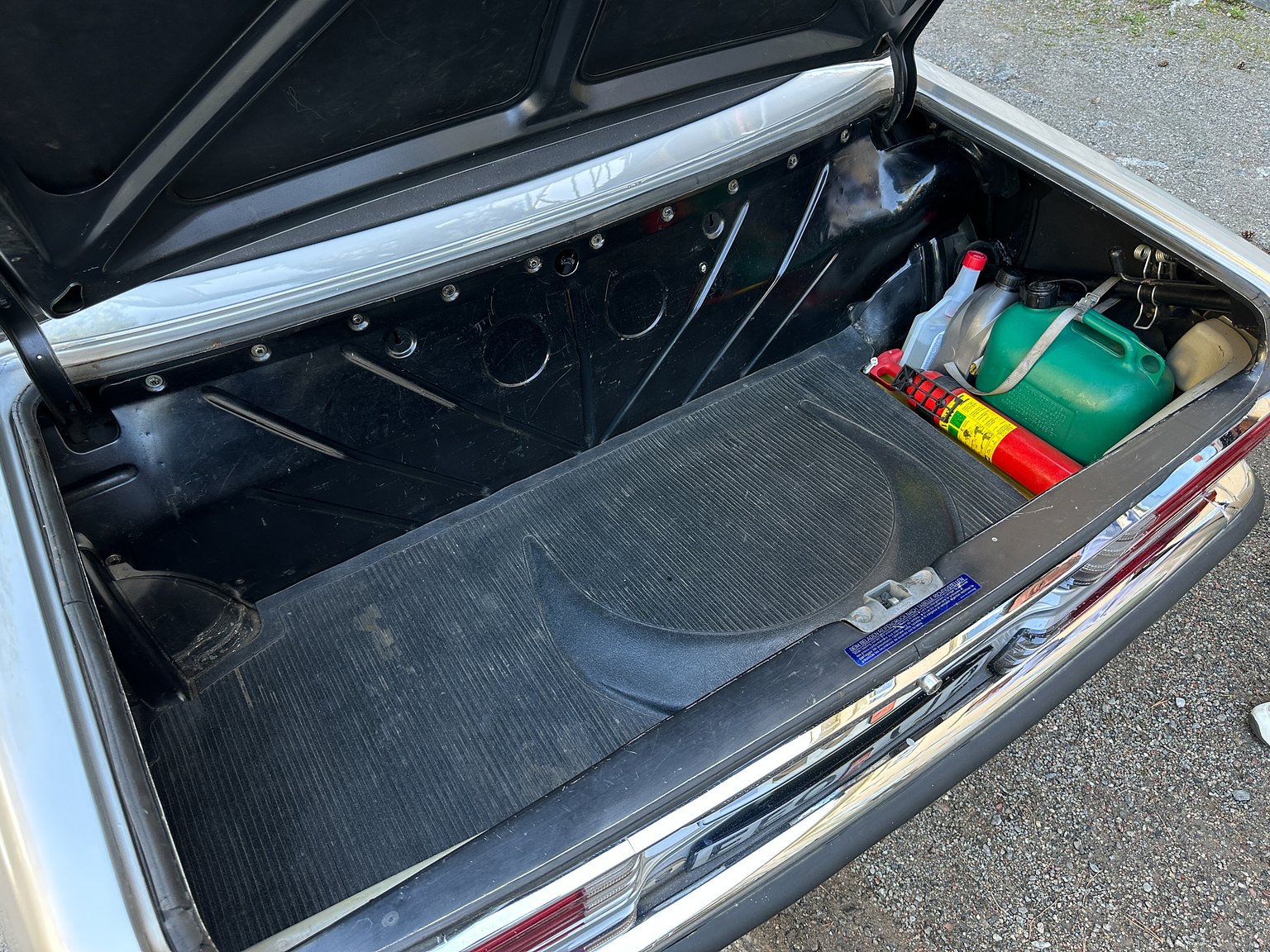 Interior image of 1972 Mercedes-Benz 350 SL