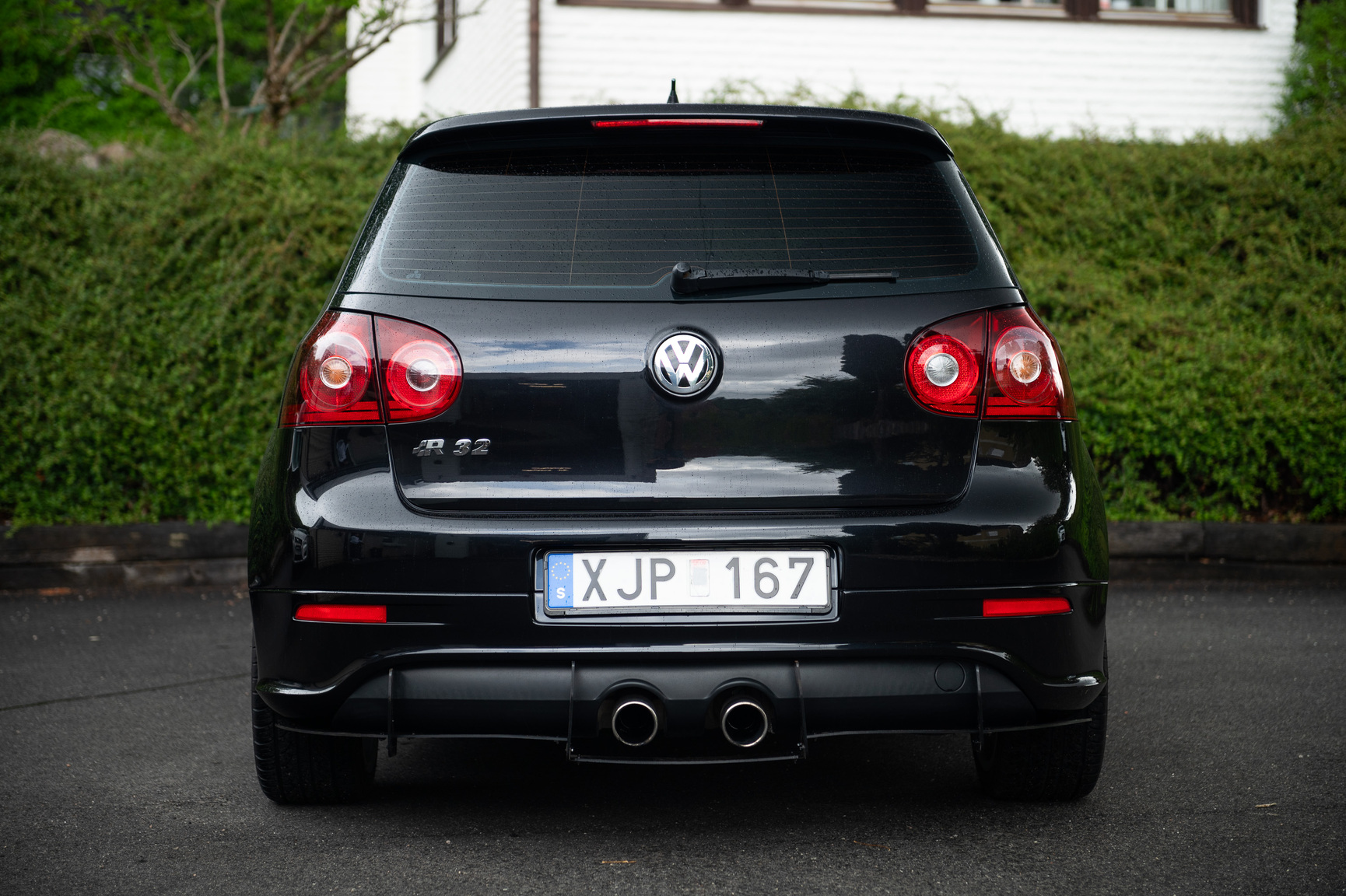 Exterior image of 2006 Volkswagen Golf R32 (11)