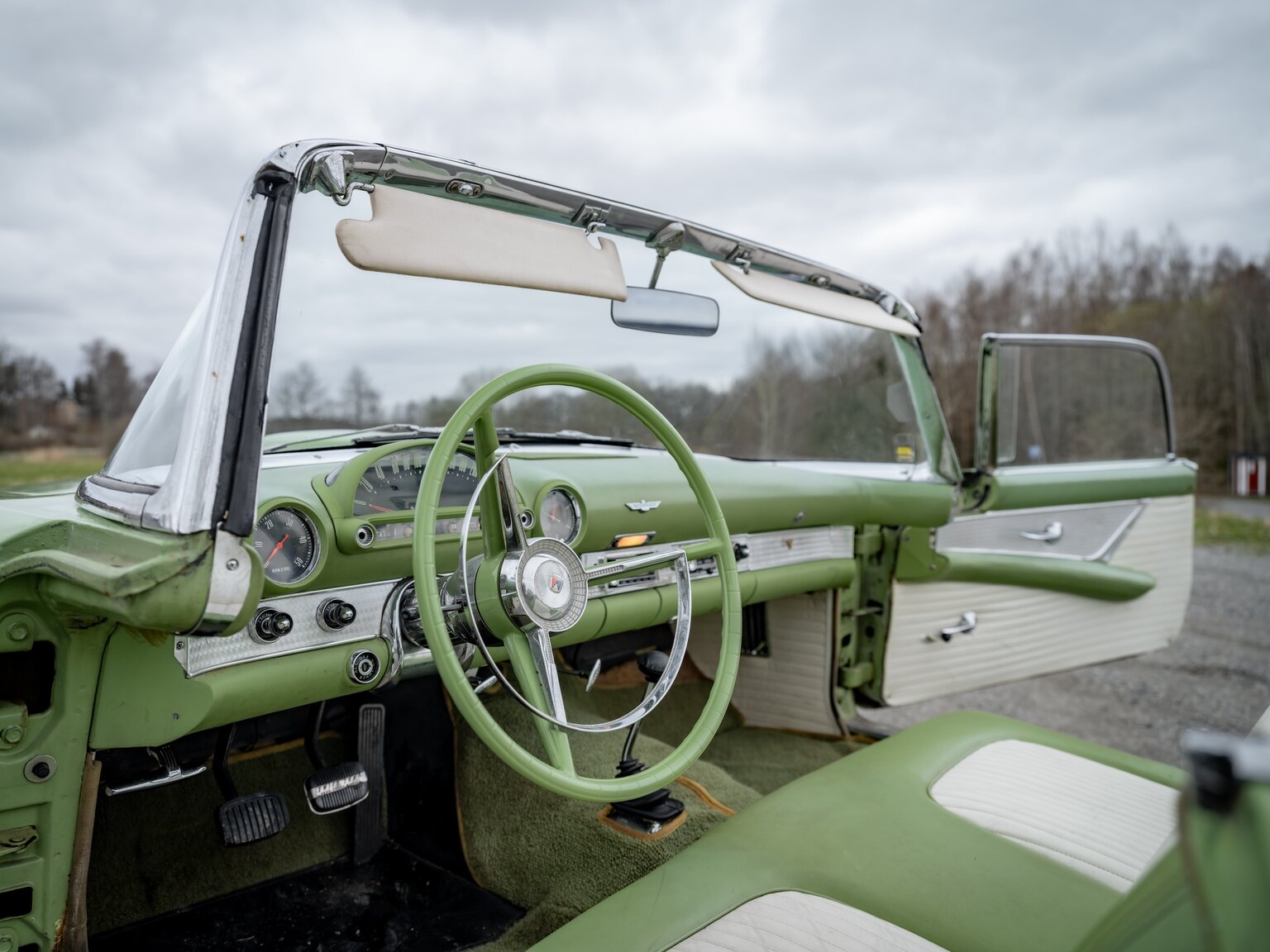 Interiörbild 1956 Ford Thunderbird (3)