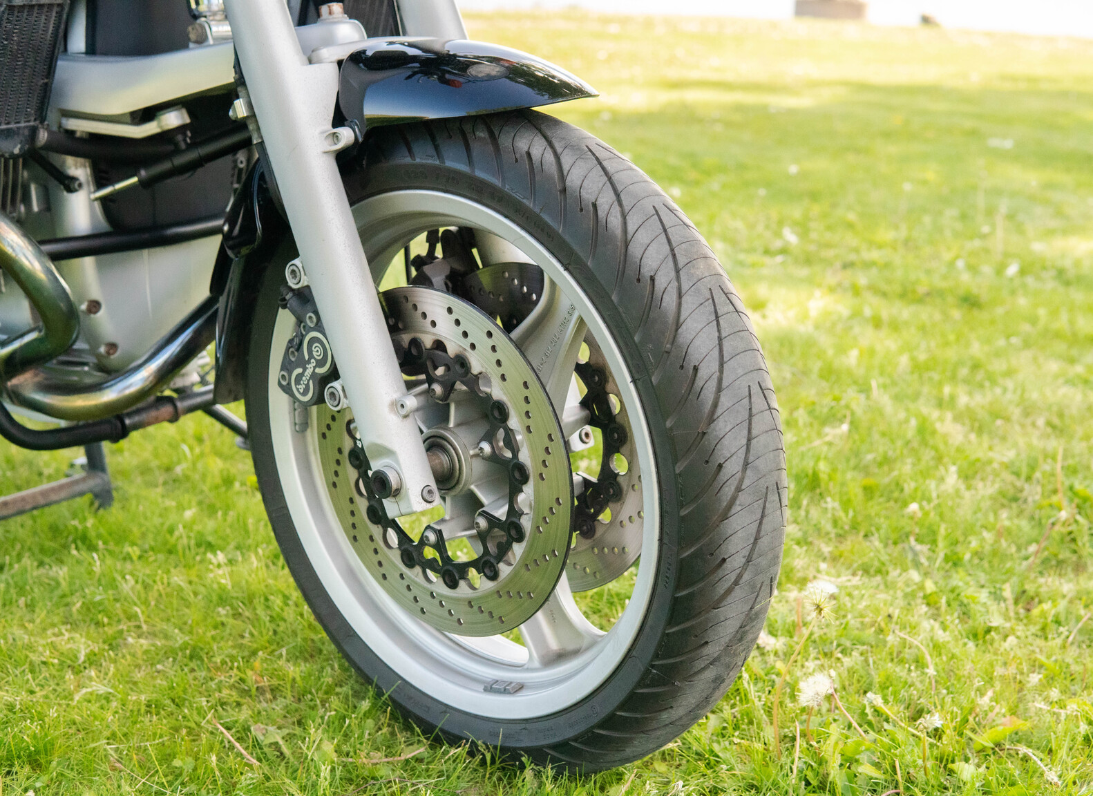 Exterior image of 1998 BMW R1100R (17)