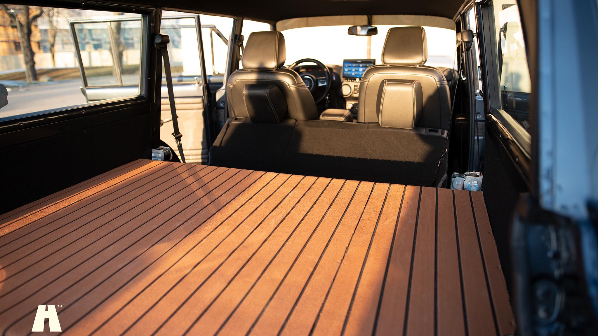 Innenraumfoto von 2015 Woodland Restomod Grand Wagoneer #002 Euro 6