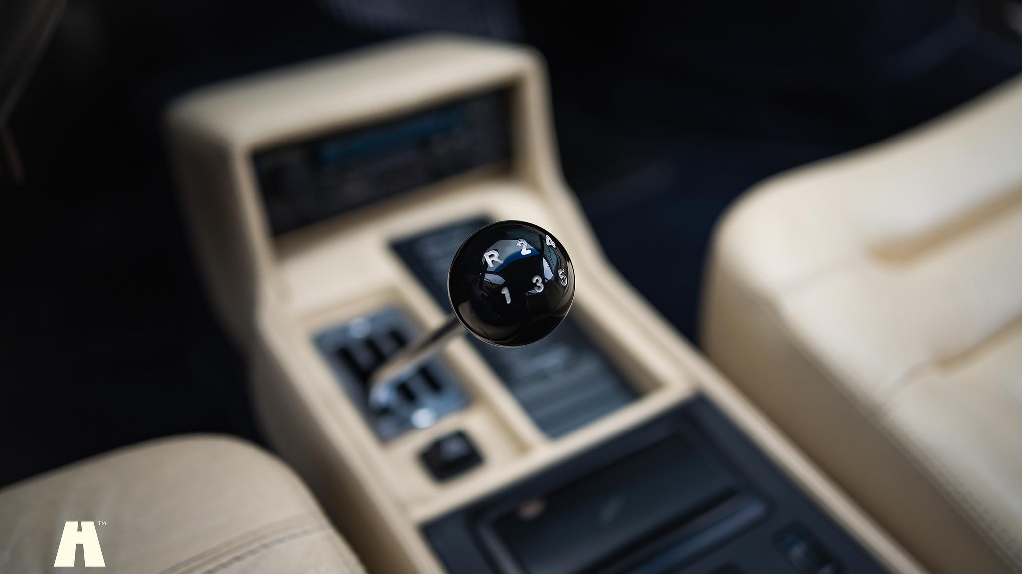 Interior image of 1985 Ferrari Mondial Quattrovalvole Design by Pininfarina (16)