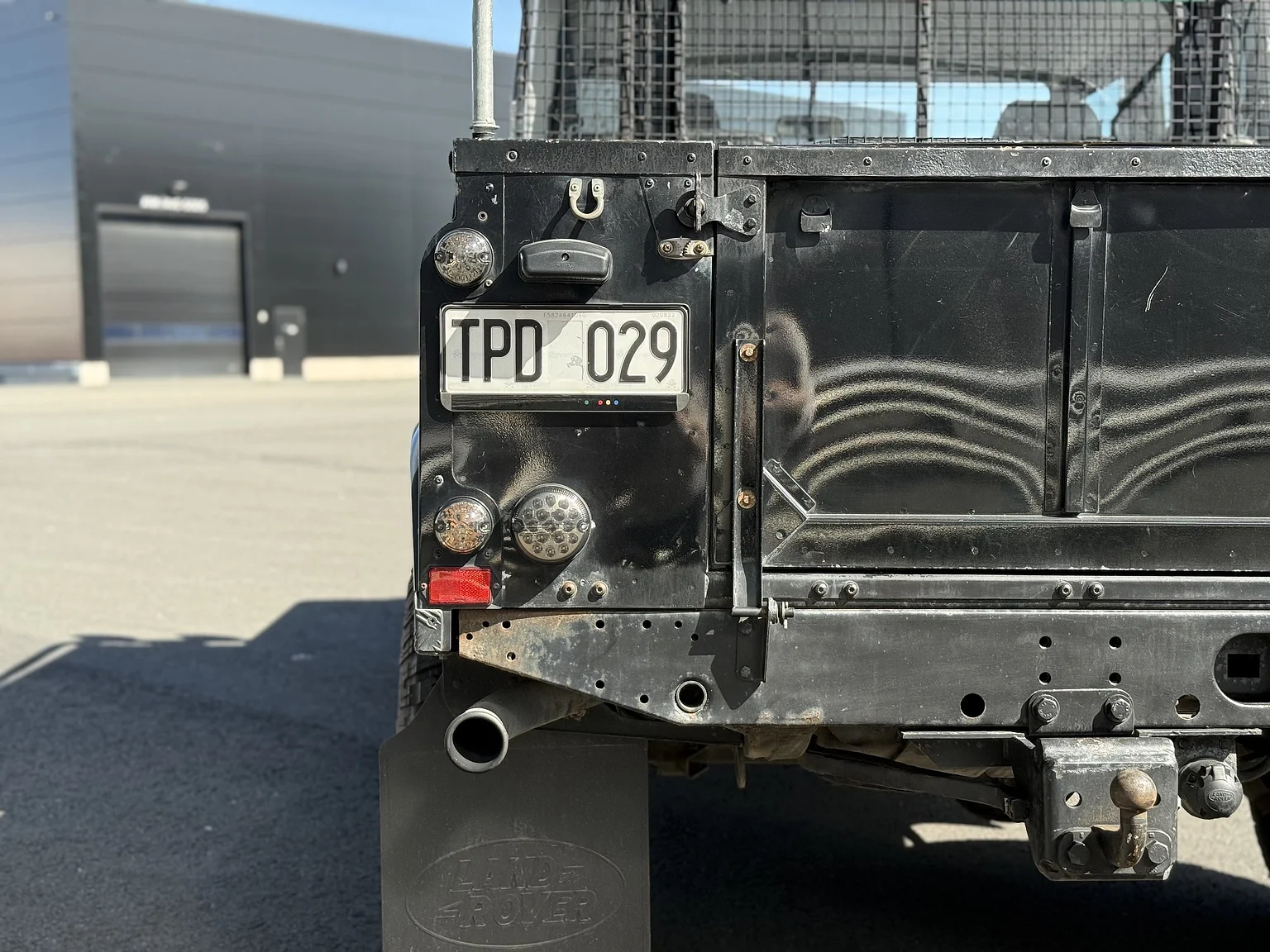 Exteriörbild på 2000 Land Rover Defender 110 Tomb Raider (10)