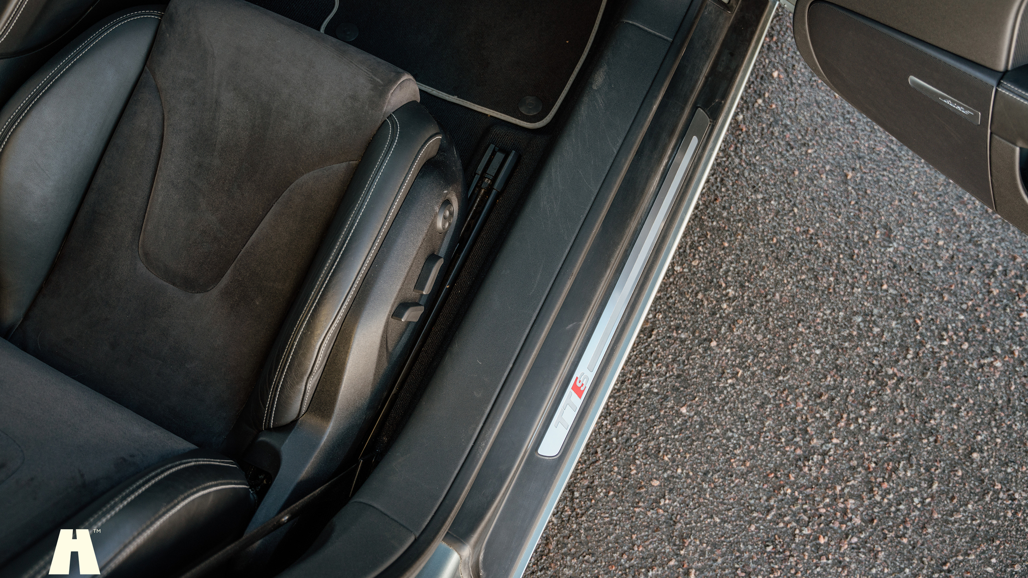 Interior image of 2009 Audi TTS (39)