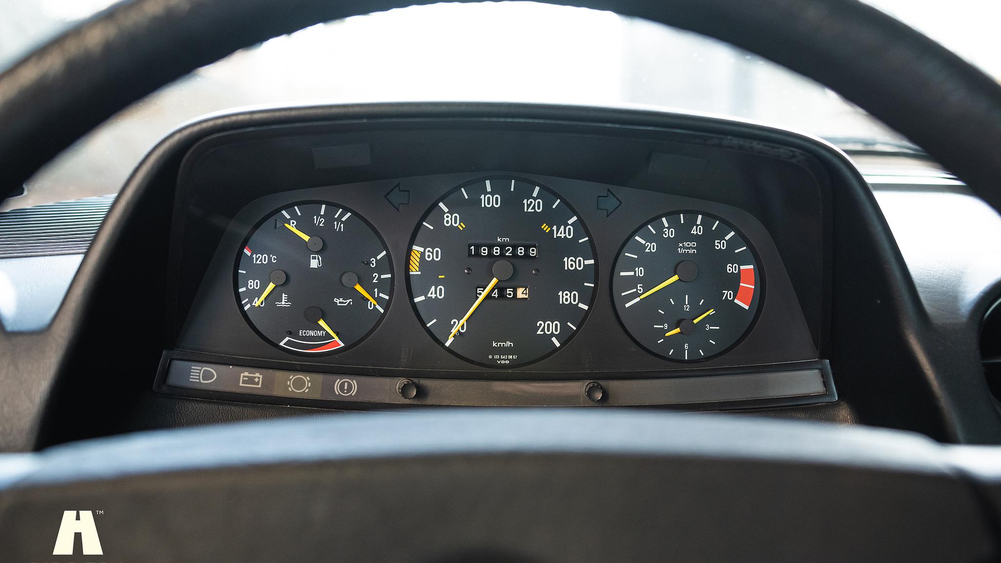 Innenraumfoto von 1985 Mercedes-Benz 200 Series 3  (16)