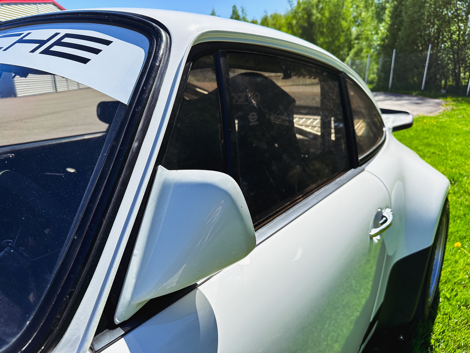 Exteriörbild på 1971 Porsche 911 RSR Tribute