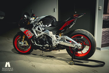 Exteriörbild på 2016 Aprilia Tuono V4 Factory