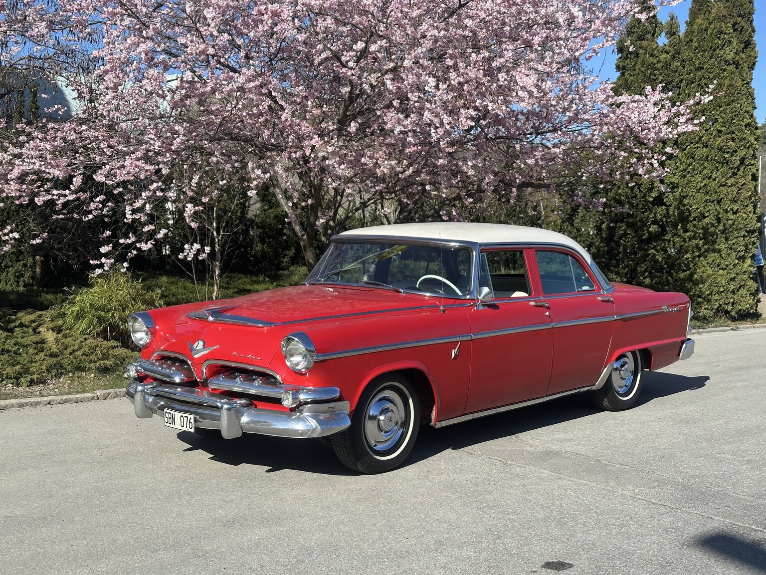 Exteriörbild på 1955 Dodge Custom Royal Sedan HEMI