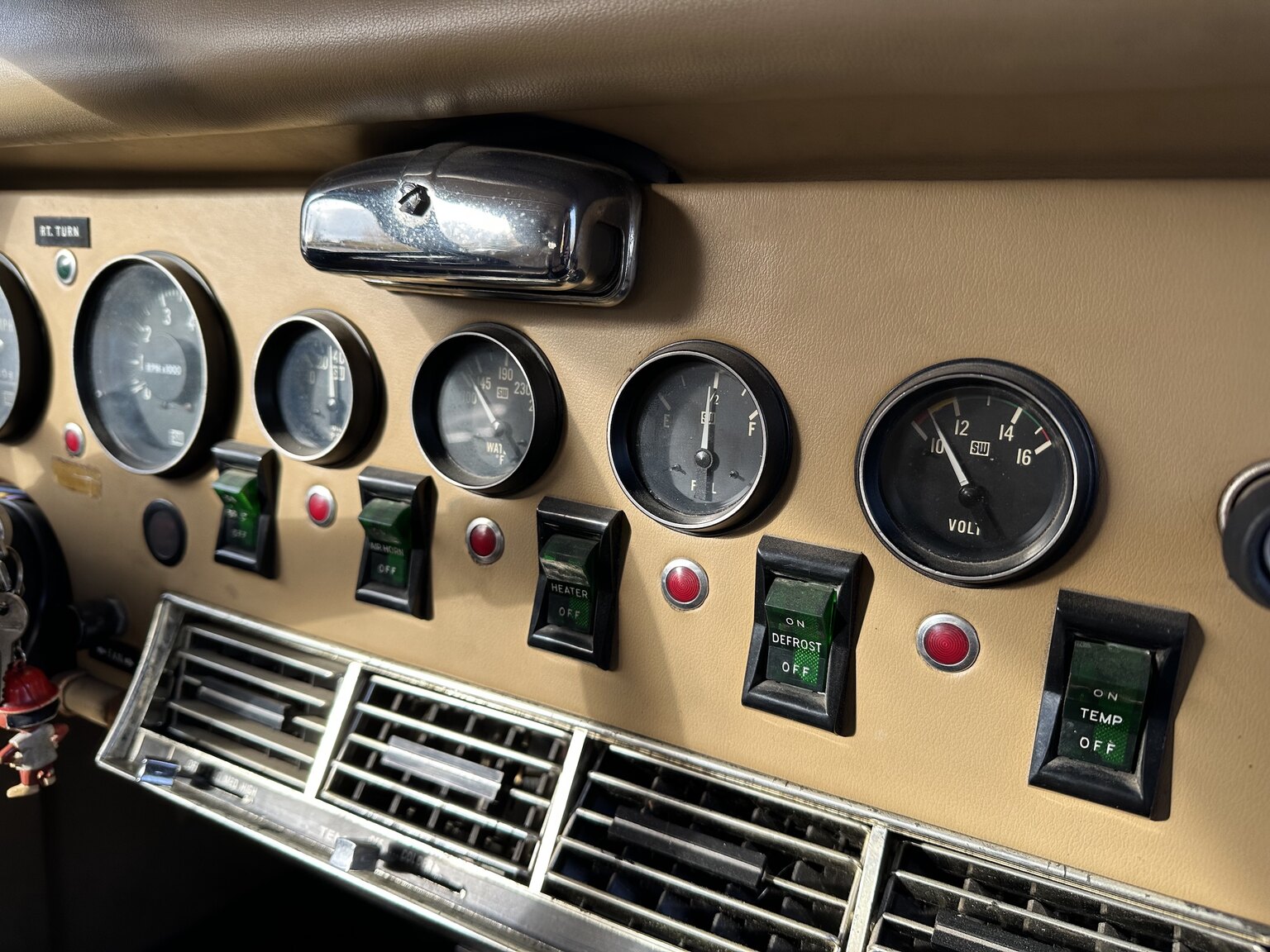 Interior image of 1975 Excalibur Phaeton series III  (9)