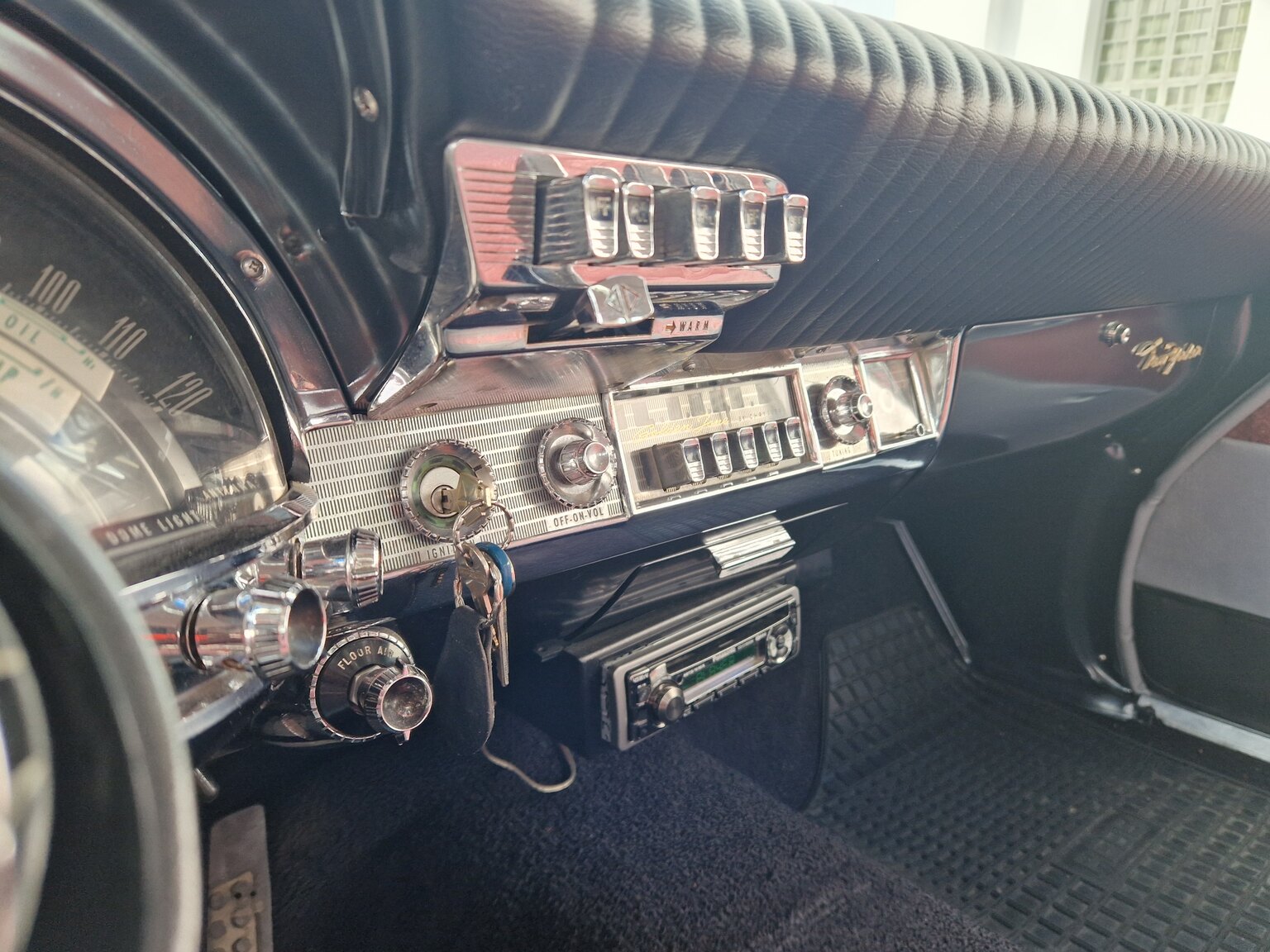 Interior image of 1961 Chrysler New Yorker Sedan (59)