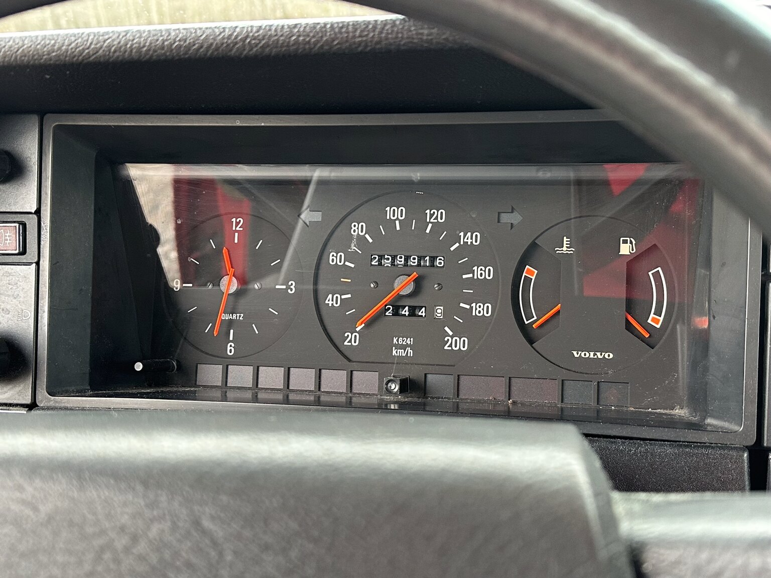 Interior image of 1990 Volvo 240 (10)