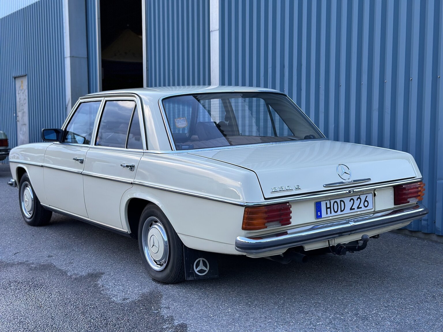 Exterior image of 1974 Mercedes Benz 230.6