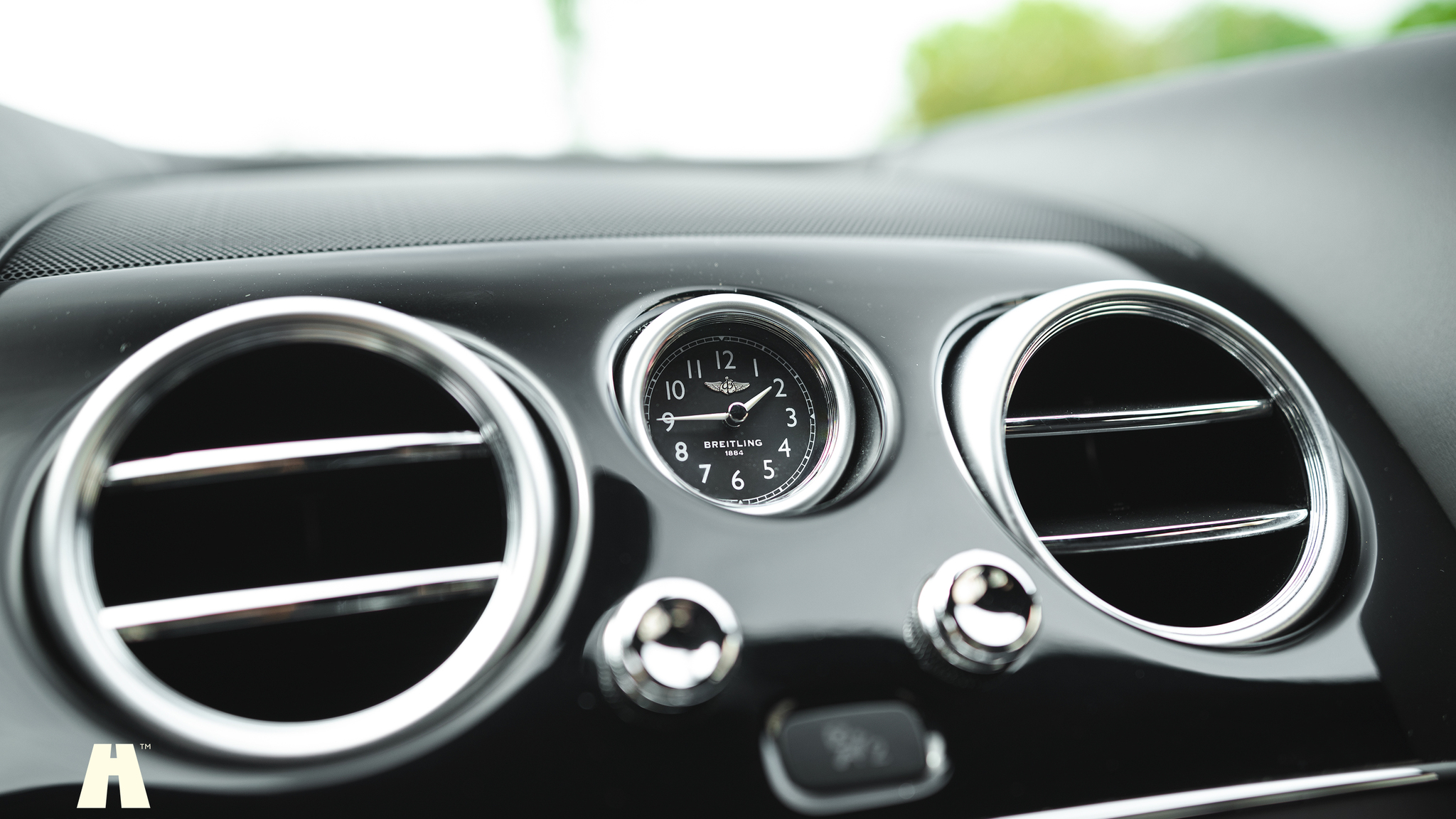 Interior image of 2013 Bentley Continental GT V8 (28)