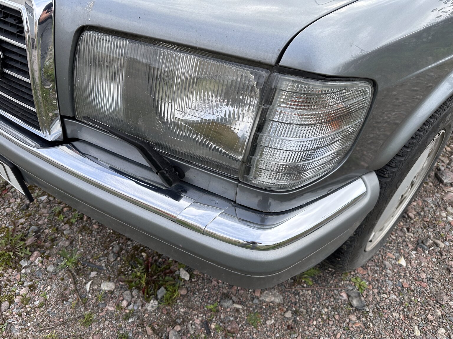 Exterior image of 1987 Mercedes 300 SE