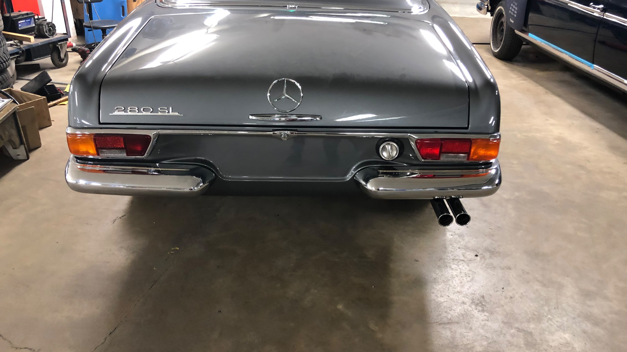 Exteriörbild på 1970 Mercedes 280 SL Pagoda (107)