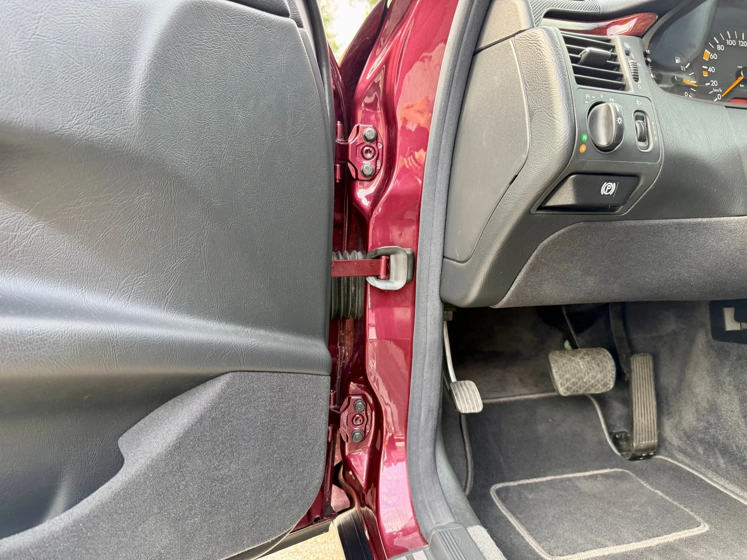 Innenraumfoto von 1997 Mercedes-Benz E 290 TD (5)