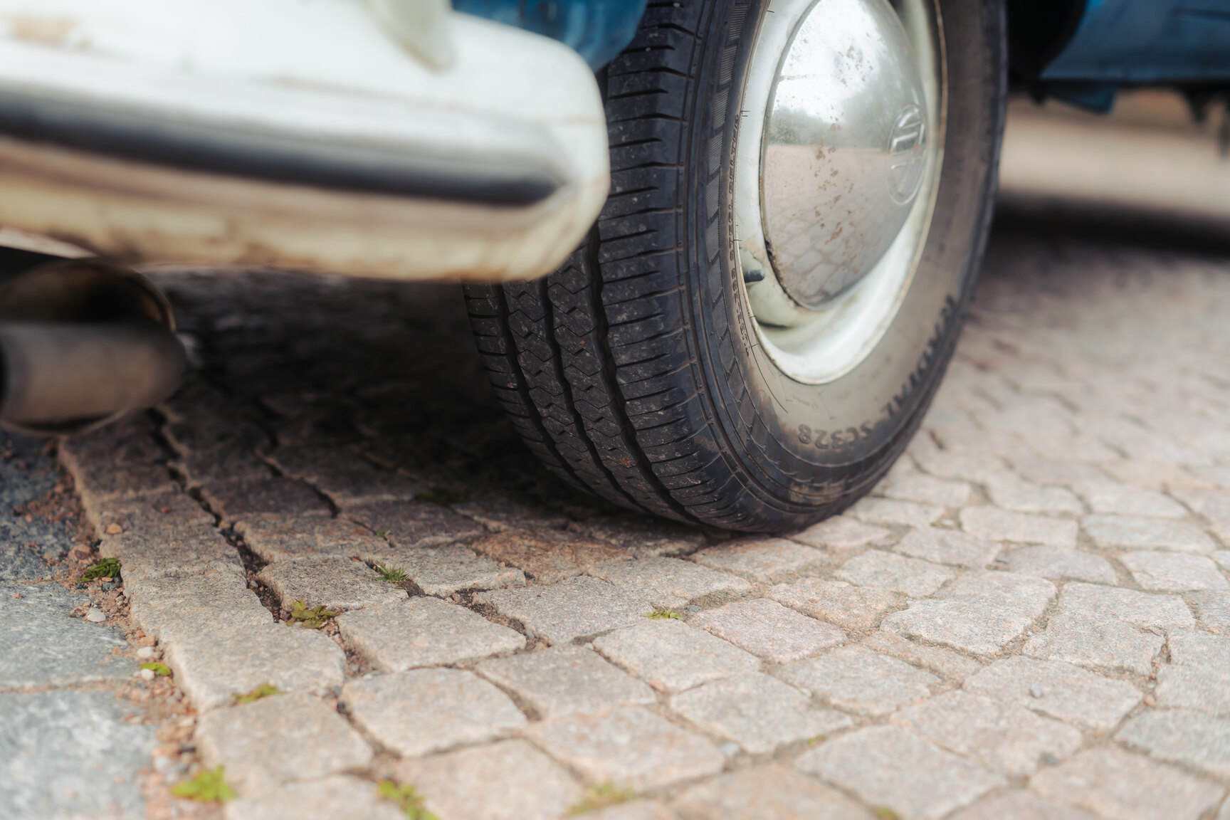 Exterior image of 1964 Volkswagen Kleinbus Transporter 1500 Deluxe “21-fönsters Samba”