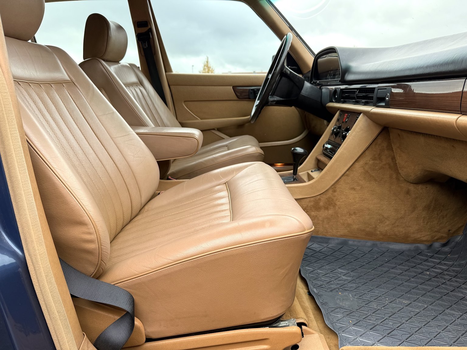 Interior image of 1987 Mercedes-Benz 300 SE