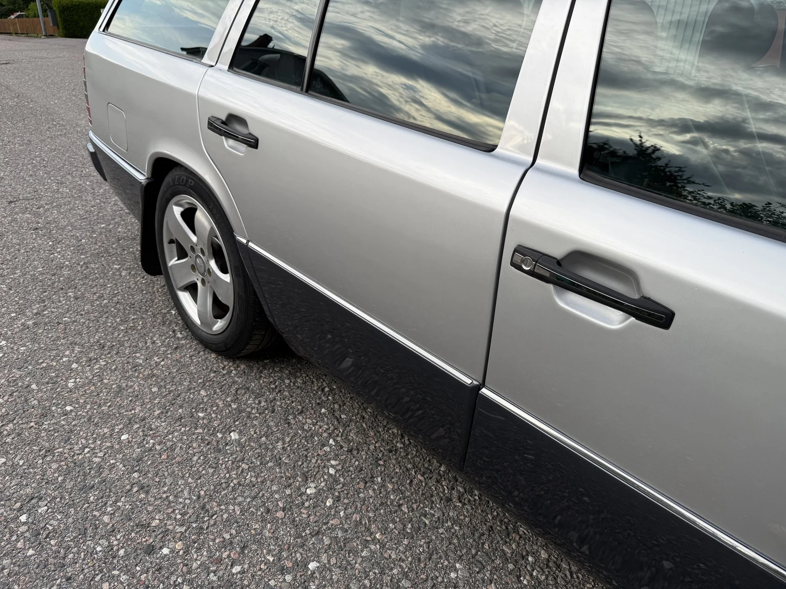 Exterior image of 1994 Mercedes-Benz E 320 T (18)