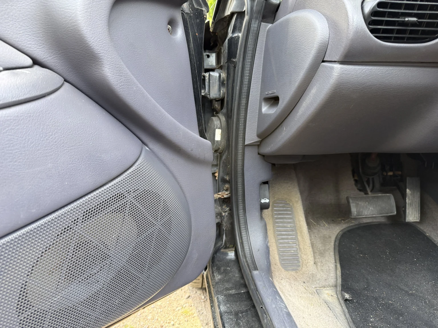 Interior image of 1997 Chrysler Sebring Cabriolet (8)