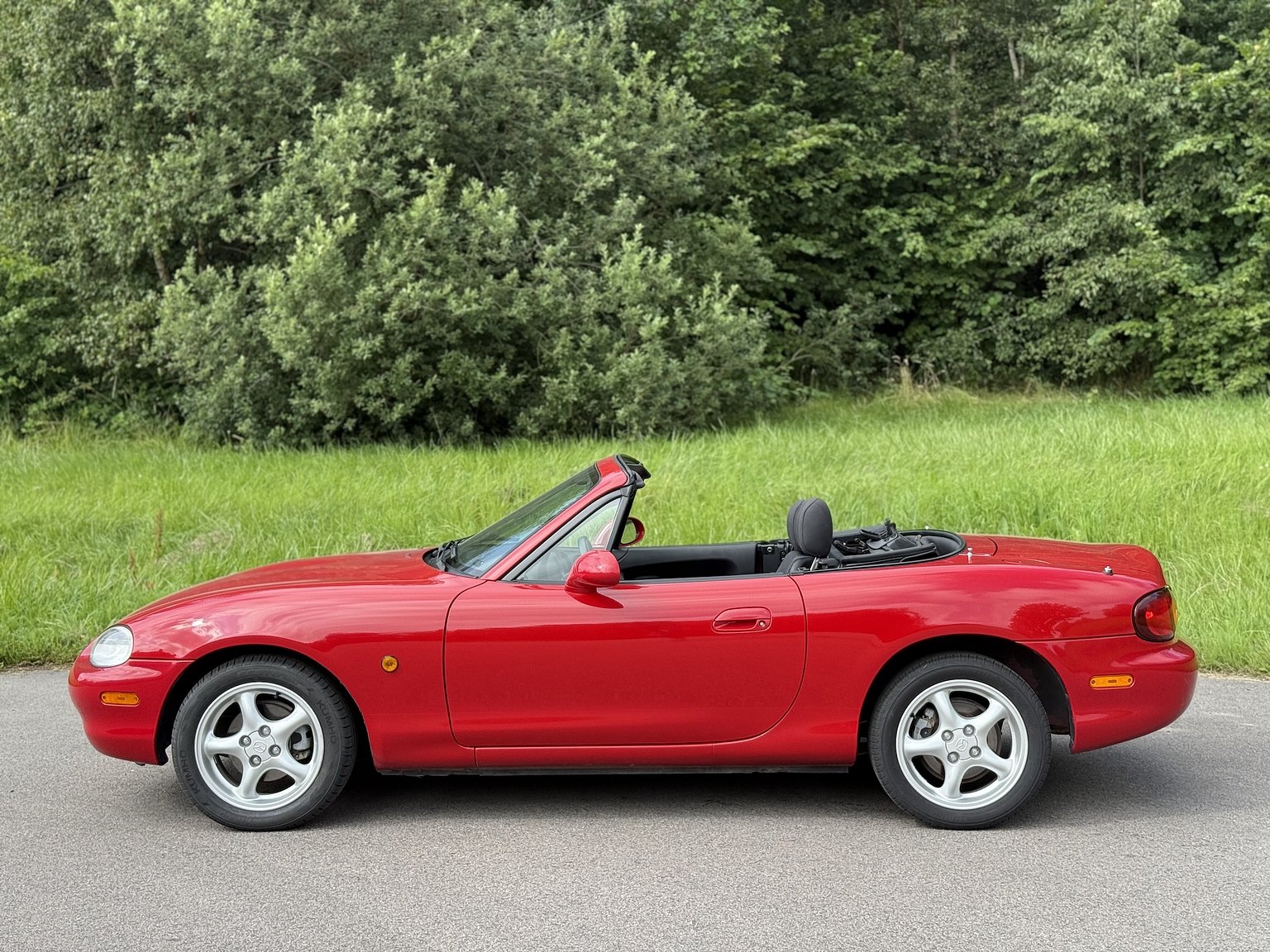 Exteriörbild på 1999 Mazda MX-5