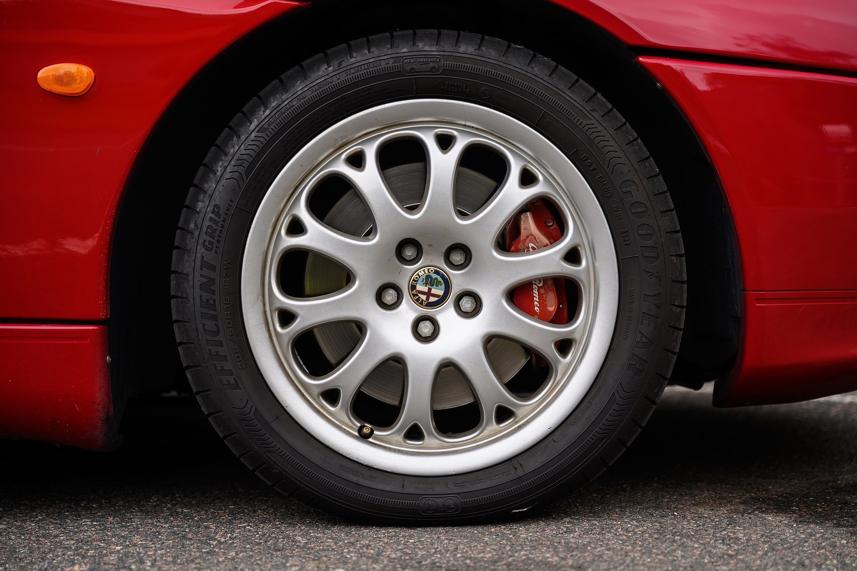 Exterior image of 2001 Alfa Romeo Spider 3.0 V6
