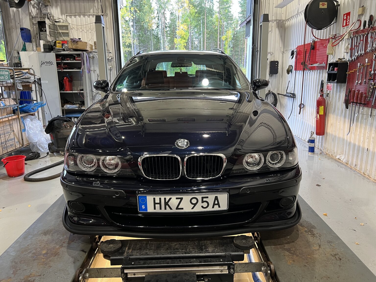 Exteriörbild på 2003 BMW 540i Touring