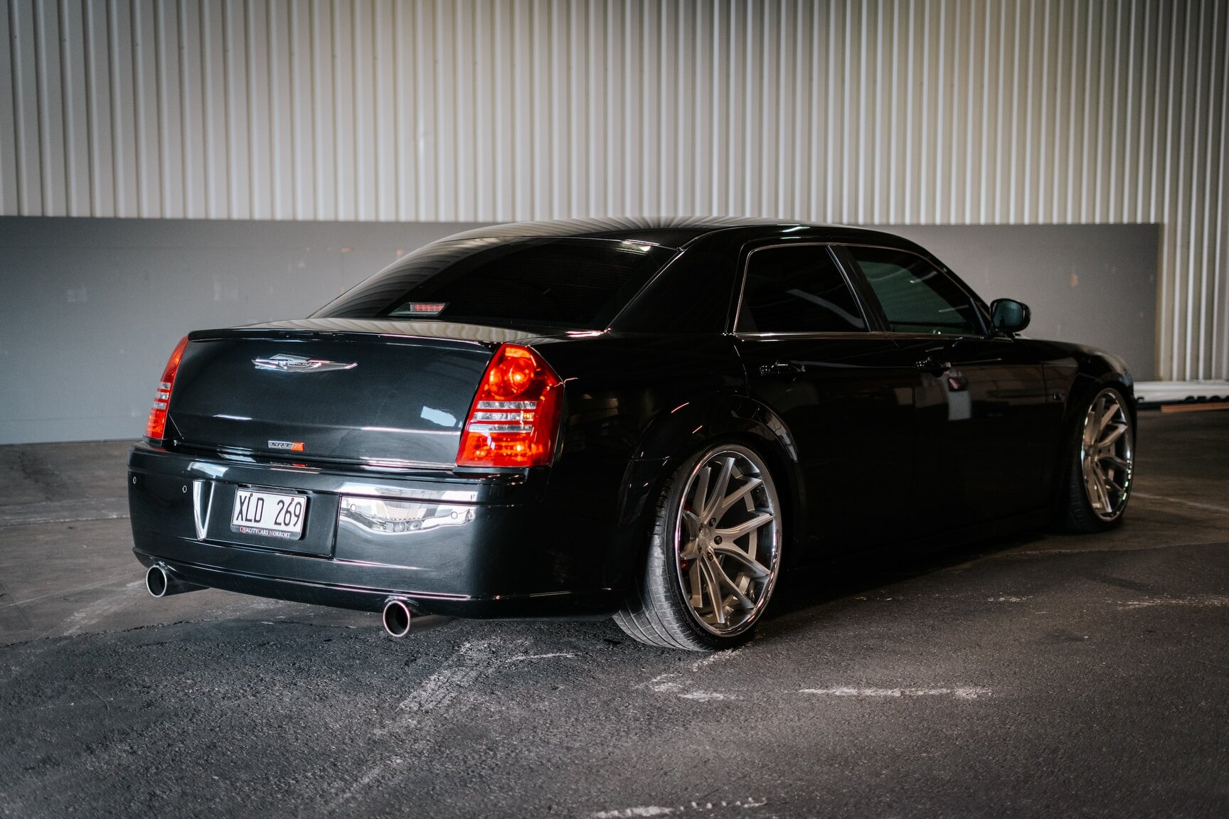 Exterior image of 2006 Chrysler 300C SRT-8 (6)