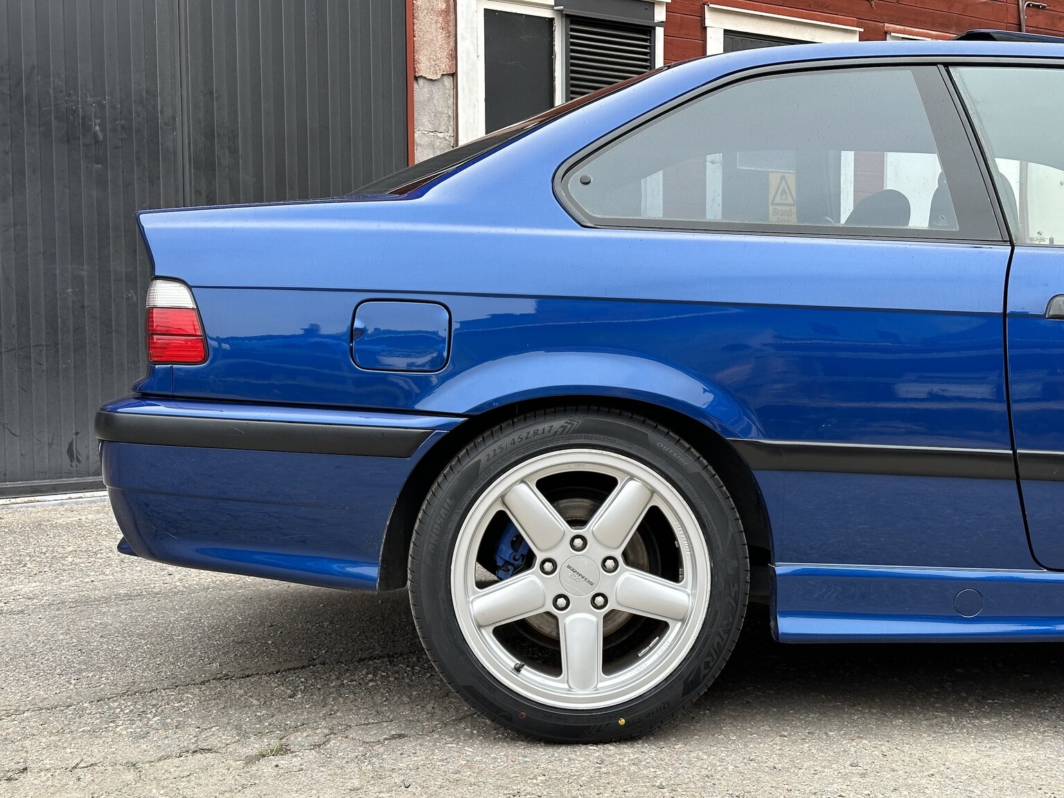 Exterior image of 1996 BMW 328i Coupé E36 M-Sport (16)