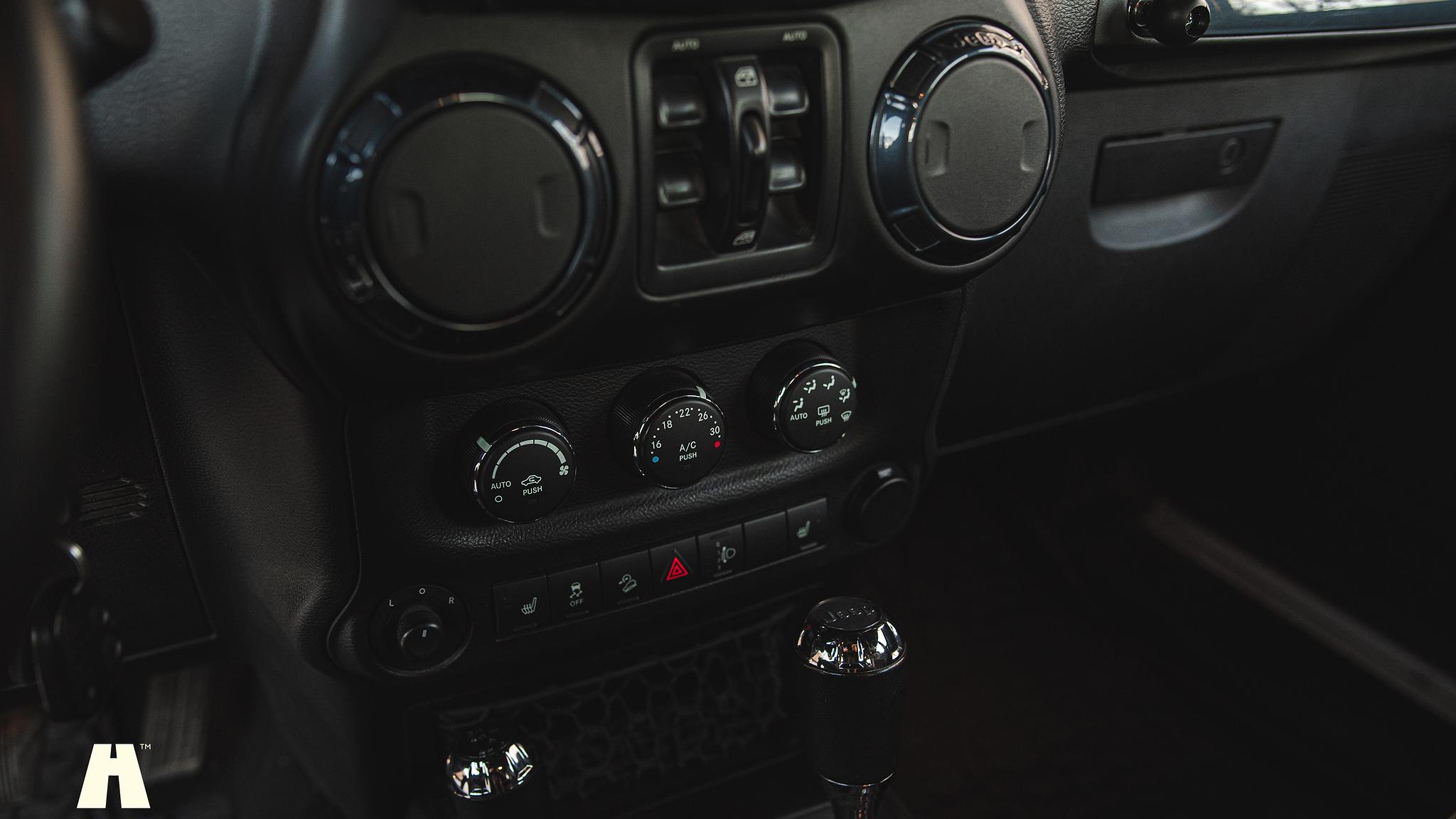 Innenraumfoto von 2015 Woodland Restomod Grand Wagoneer #002 Euro 6