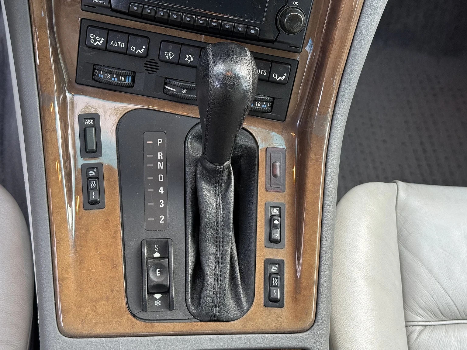 Interior image of 1994 BMW 840Ci (20)
