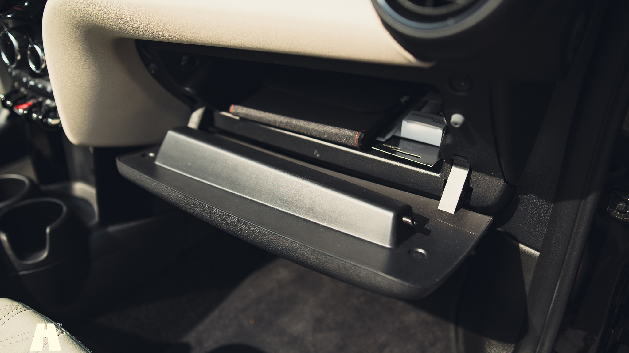 Innenraumfoto von 2021 Mini John Cooper Works Cabriolet  (50)