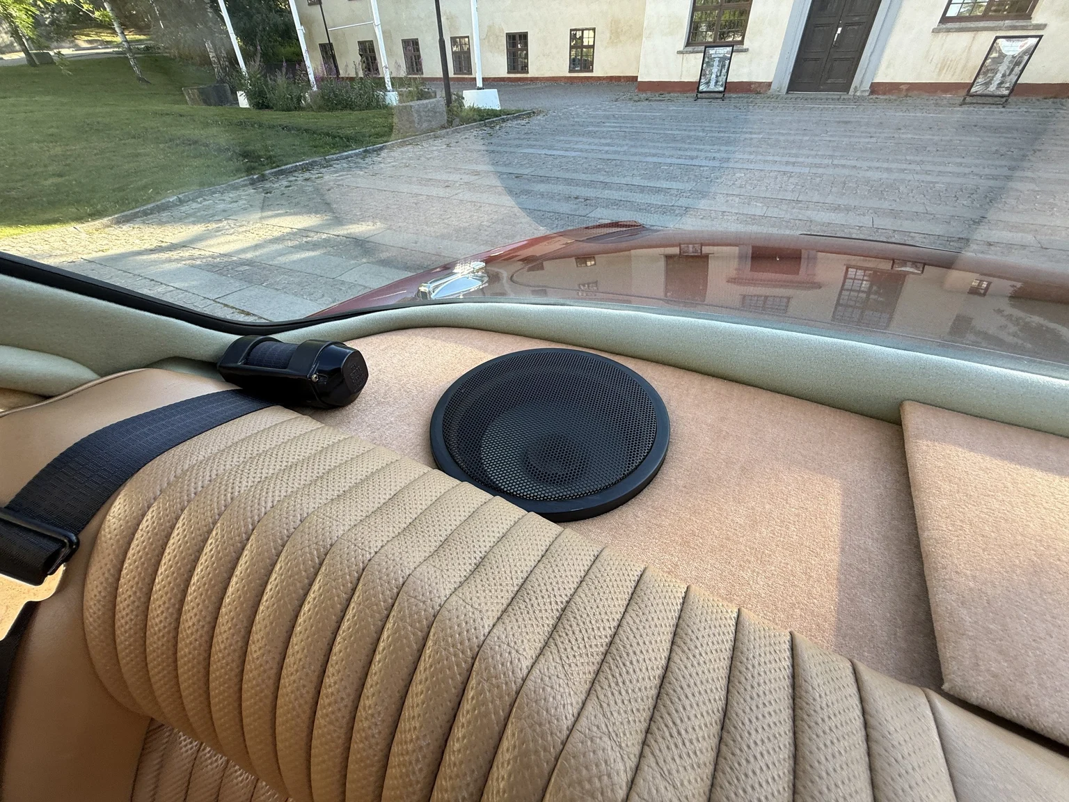 Interior image of 1970 Jaguar XJ12 Performance (43)