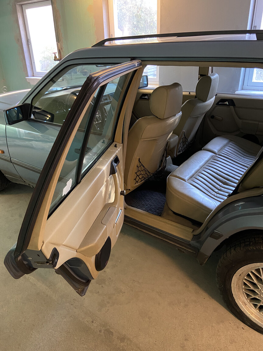 Interior image of 1989 Mercedes-Benz 300 TE 4Matic