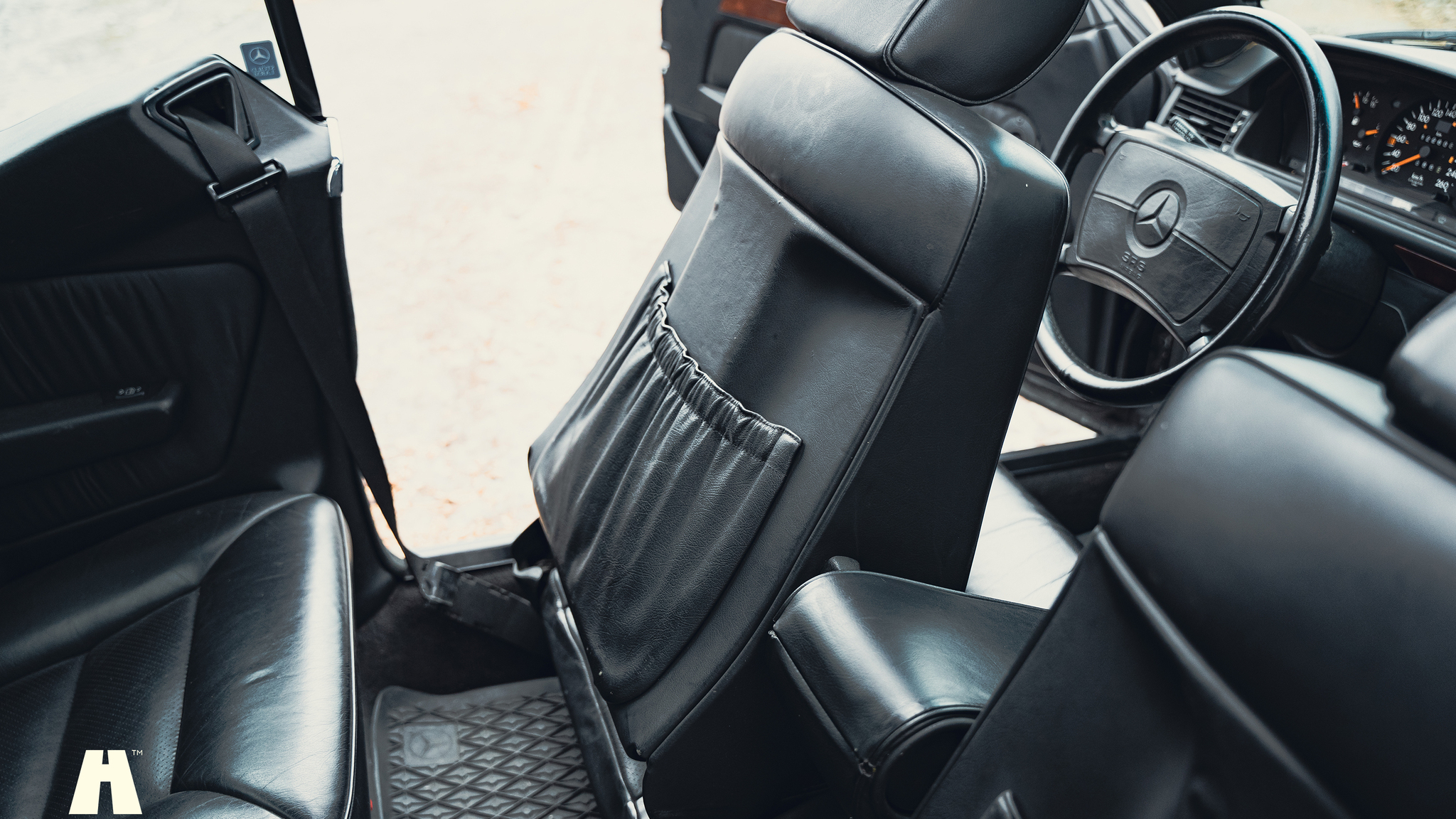 Interiörbild 1990 Mercedes 300 CE-24