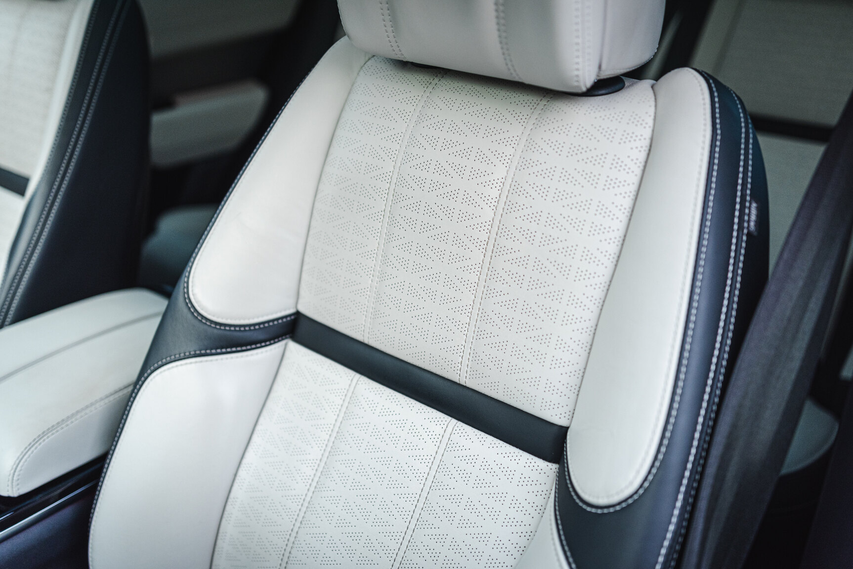 Interior image of 2018 Range Rover Velar D300 AWD HSE