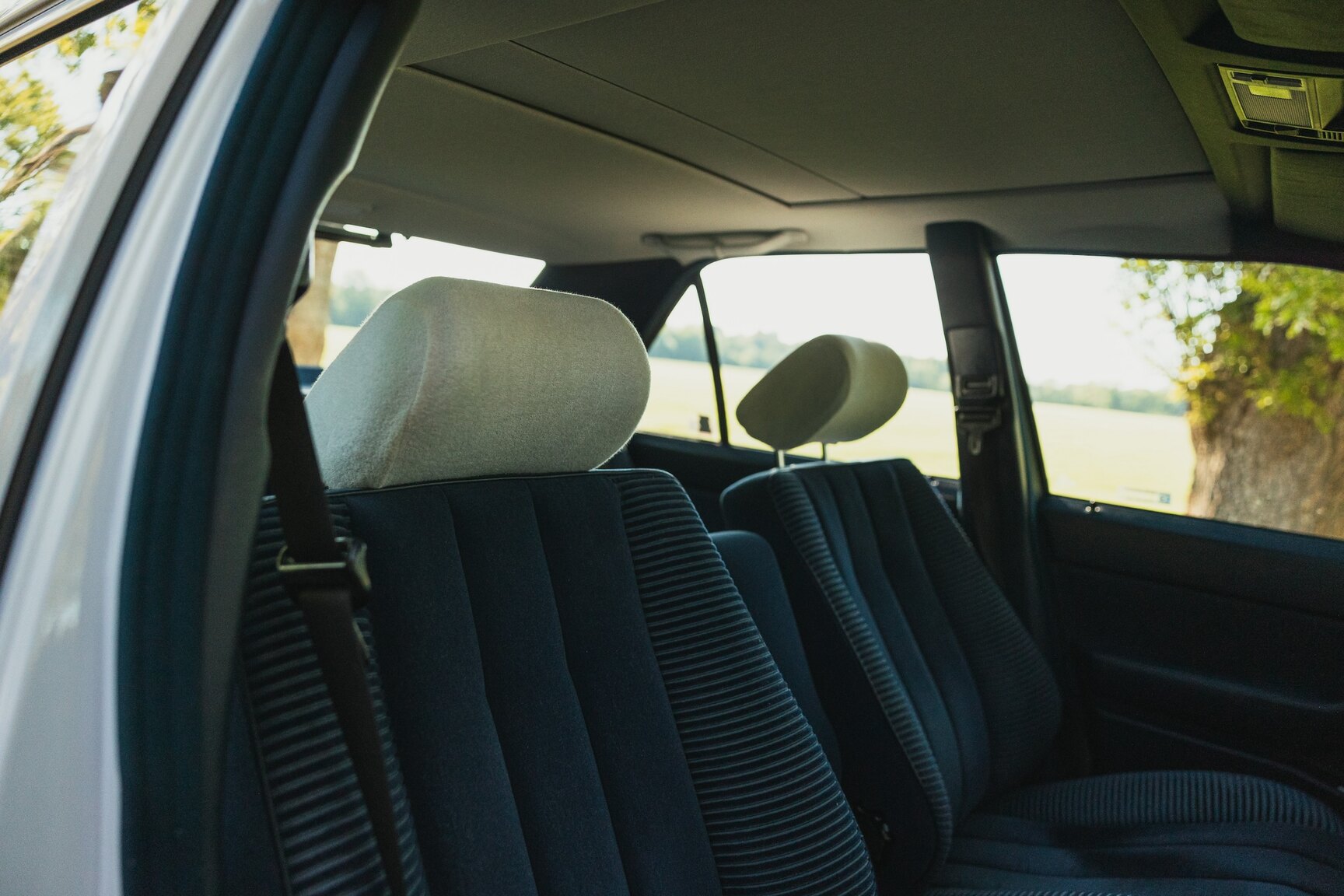 Innenraumfoto von 1987 Mercedes-Benz 230E