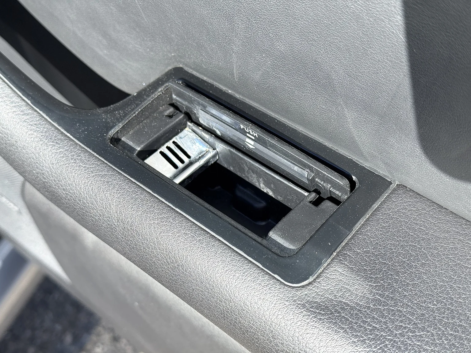 Interior image of 2002 Audi RS 6 Avant (71)