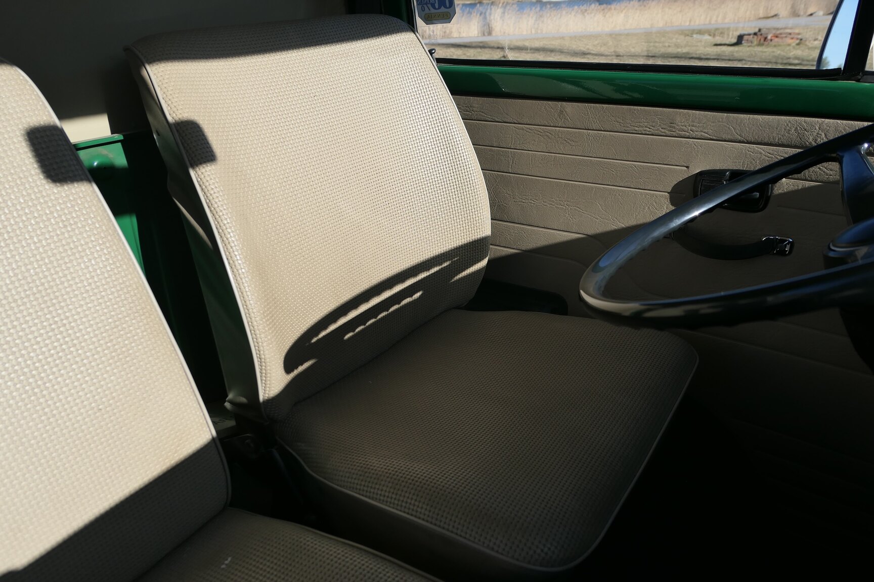 Interiörbild 1975 Volkswagen Transporter 1600 Minibuss