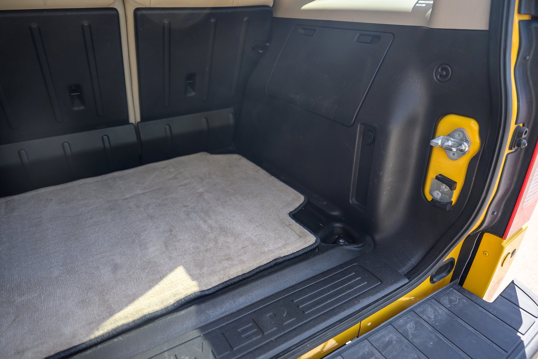 Interior image of 2006 Hummer H3