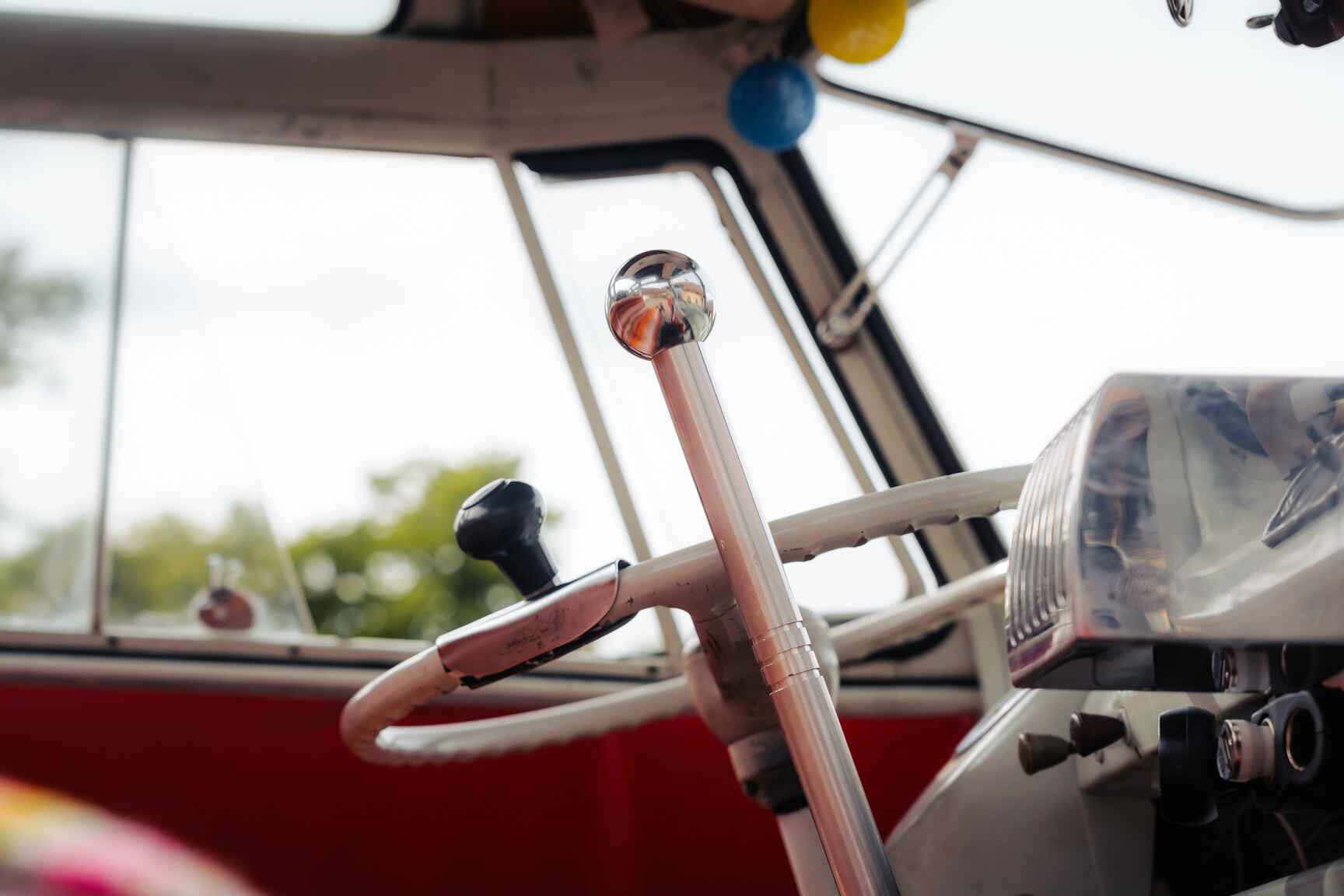 Interiörbild 1964 Volkswagen Kleinbus Transporter 1500 Deluxe “21-fönsters Samba”